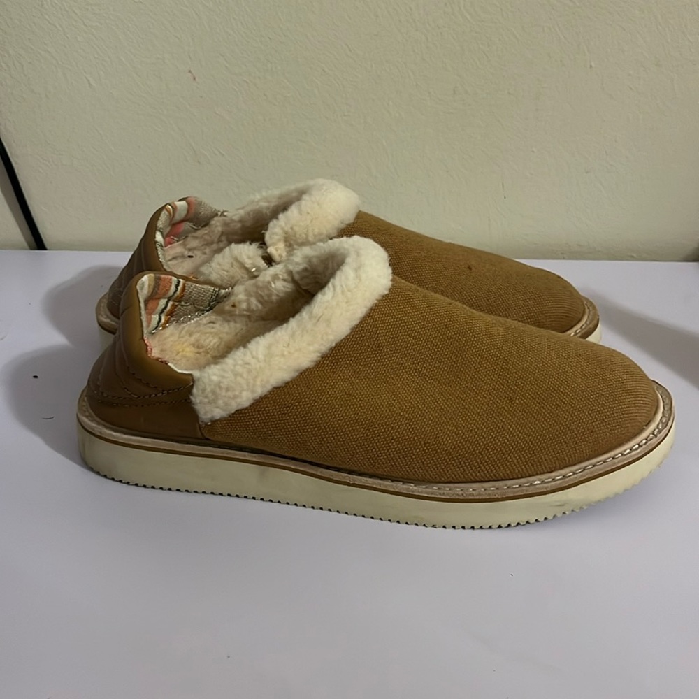Worn Sanuk size 9 slippers